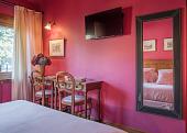 Habitación doble superior roja cama doble Hotel Aran la Abuela