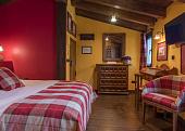 Habitación doble superior abuhardillada cama de matrimonio Hotel Aran la Abuela