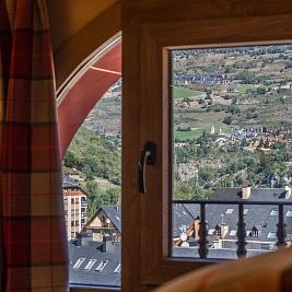 Habitació llit doble amb sofà llit Hotel Aran la Abuela Vielha