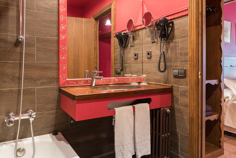Baño con ducha habitación doble superior Hotel Aran la Abuela