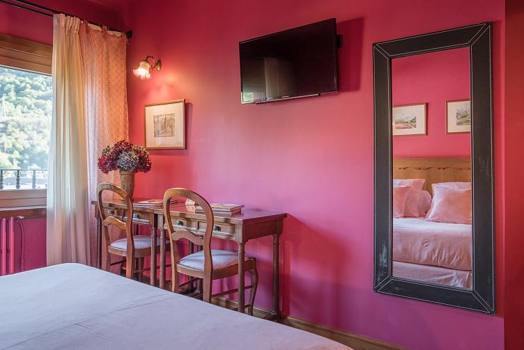 Habitación doble superior roja cama doble Hotel Aran la Abuela