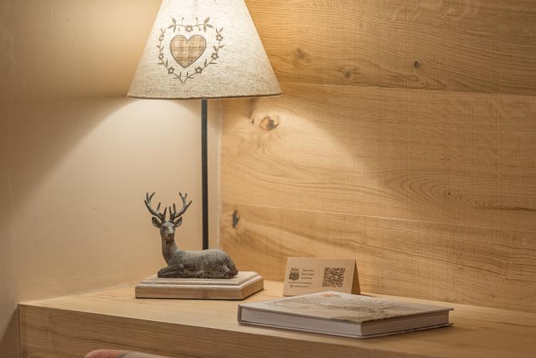 Habitación doble superior cama de matrimonio paredes de madera Hotel Aran la Abuela
