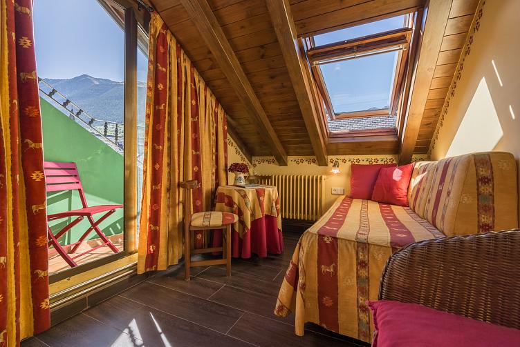 Chambre quadruple enfant lit double deux lits simples Hotel Aran la Abuela