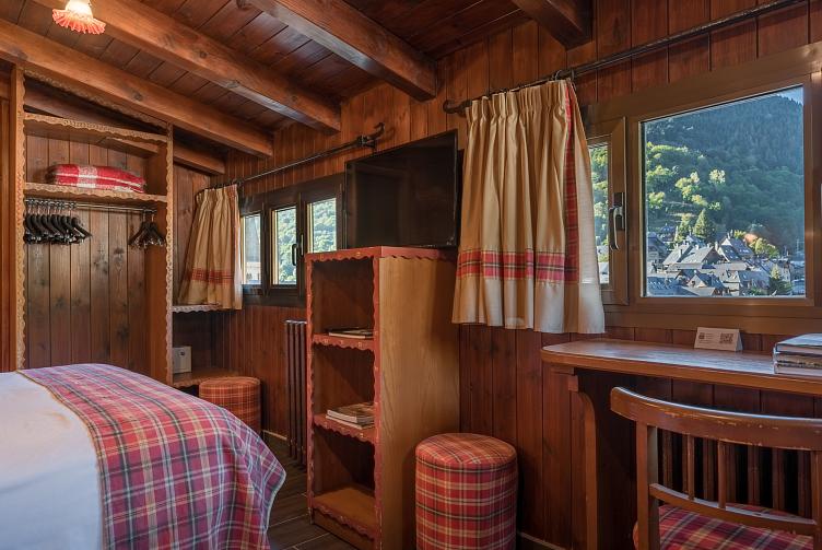 Chambre cuadruple enfant quatre lits simples Hotel Aran la Abuela