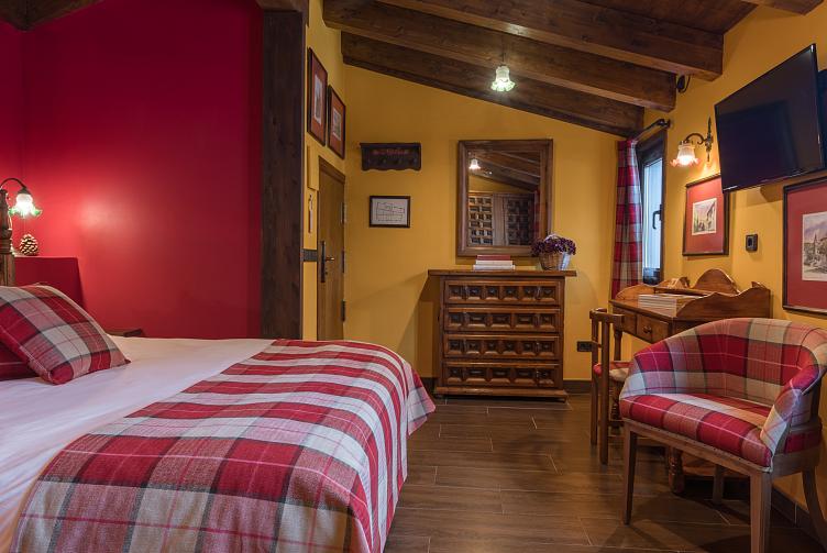 Habitación doble superior abuhardillada cama de matrimonio Hotel Aran la Abuela