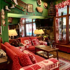 Charming and rustic coffe bar Hotel Aran la Abuela Vielha