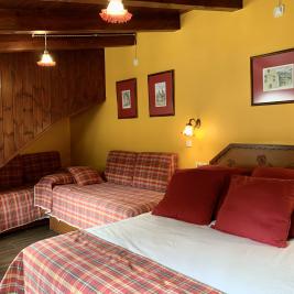 Bedroom double bed with sofa bed Hotel Aran la Abuela Vielha