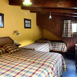 Bedroom four single beds Hotel Aran la Abuela Vielha