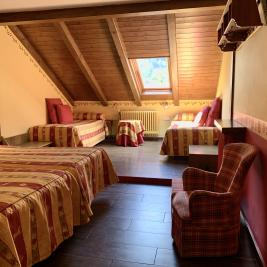 Attic bedroom four single beds Hotel Aran la Abuela Vielha