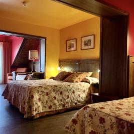 Bedroom king size bed Hotel Aran la Abuela Vielha