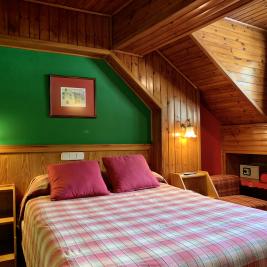 Double bedroom king size bed Hotel Aran la Abuela Vielha
