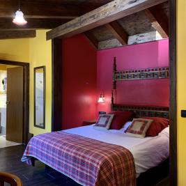 Double bedroom double bed Hotel Aran la Abuela Vielha