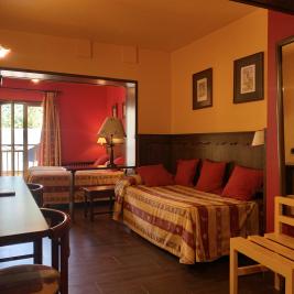 Bedroom three single beds Hotel Aran la Abuela Vielha