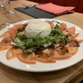 Tomato burrata salad restaurant Hotel Aran la Abuela Vielha