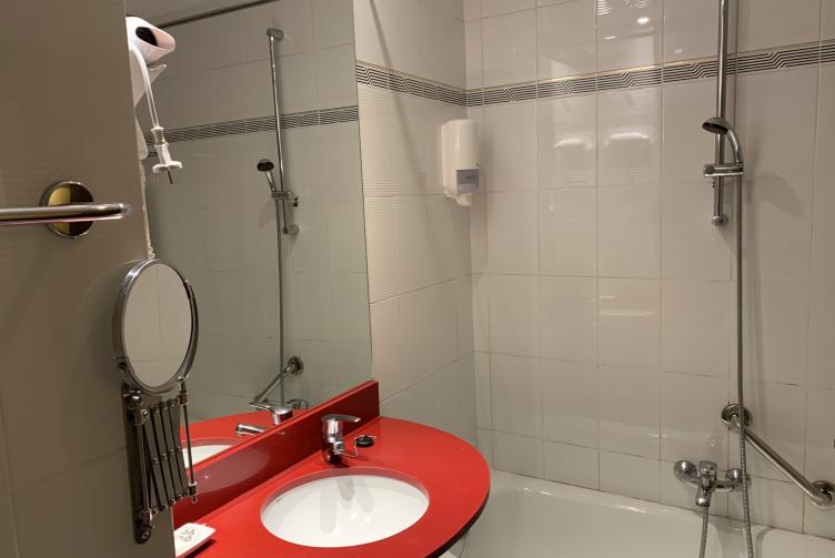 Triple 3 Adults Sense Vistes